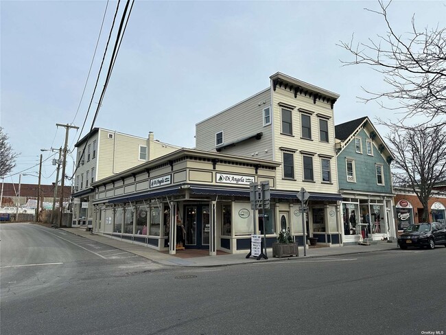 213 E Front St in Greenport, NY - Foto de edificio - Building Photo