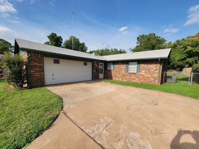3201 Chisholm Trail in Enid, OK - Building Photo - Building Photo