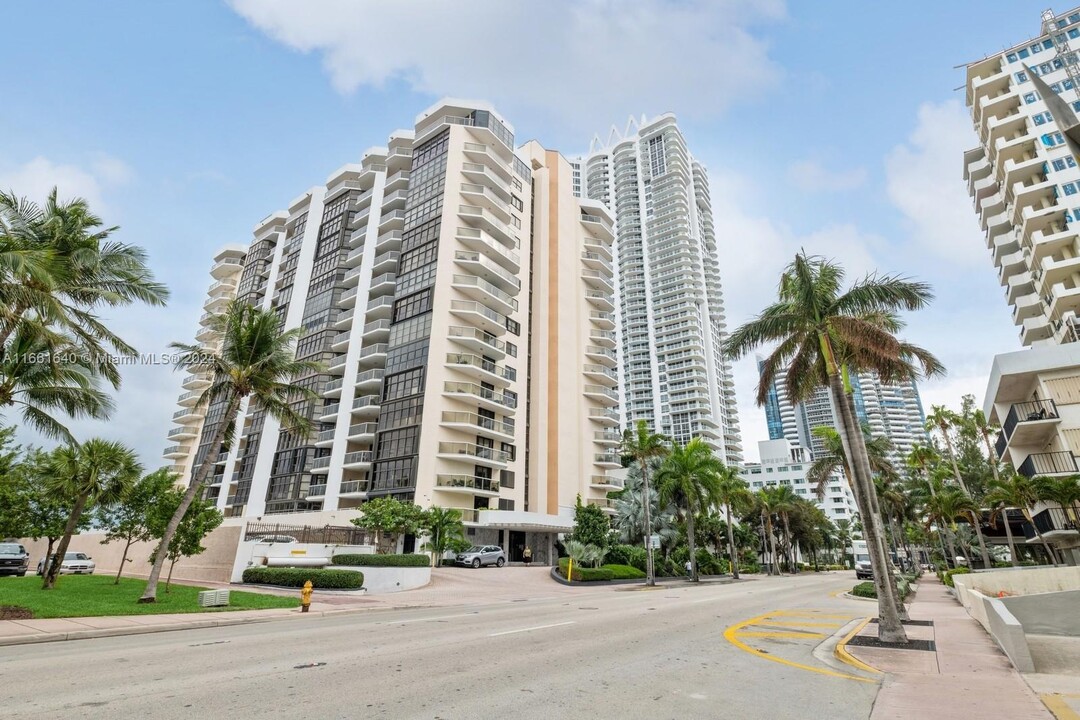 6423 Collins Ave, Unit 1201 in Miami, FL - Foto de edificio