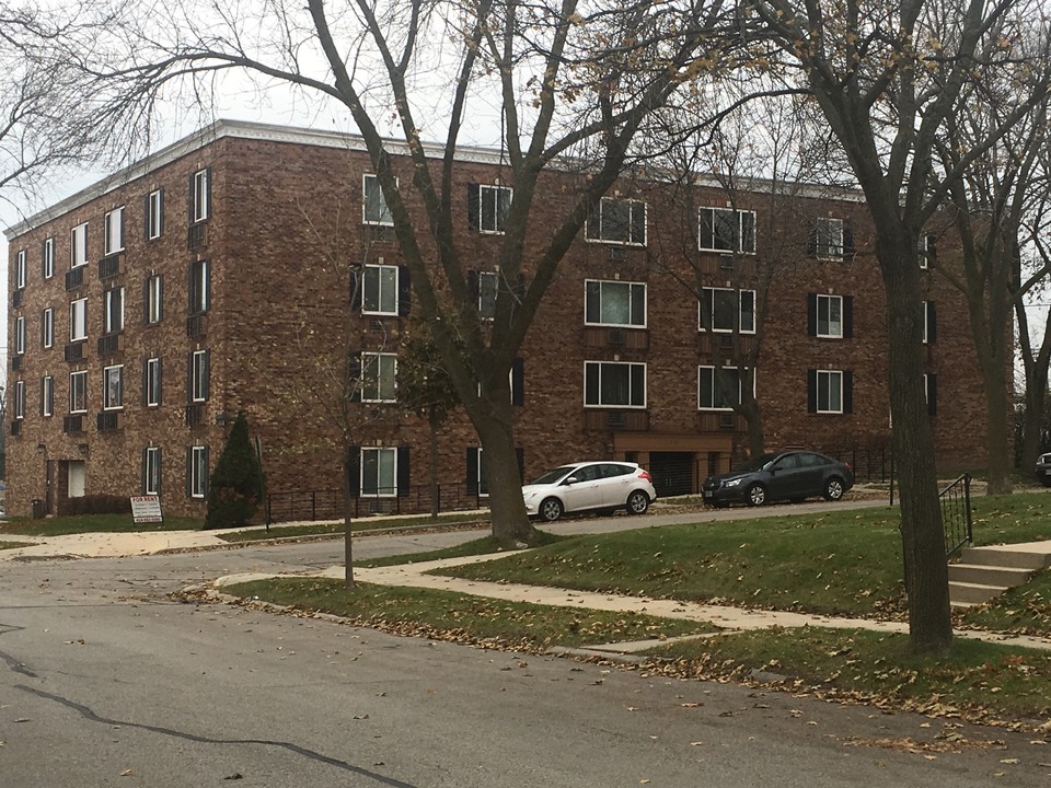 1315 E Elmdale Ct, Unit 102 in Shorewood, WI - Foto de edificio