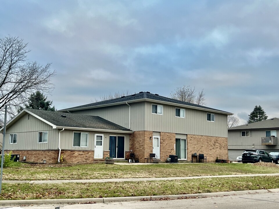 102 W Countryside Pkwy in Yorkville, IL - Building Photo