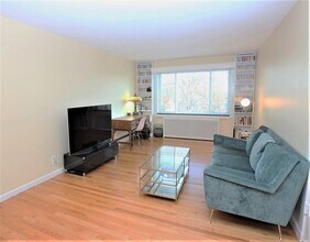 125 Pleasant St, Unit #401 in Arlington, MA - Foto de edificio - Building Photo