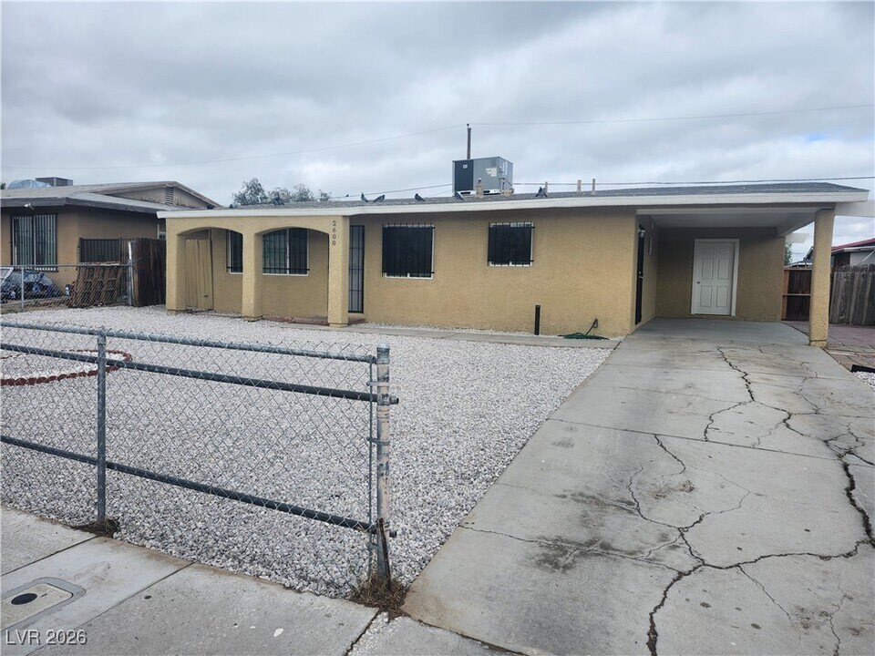2600 E Vana Ave in North Las Vegas, NV - Building Photo