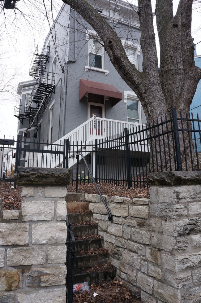 2429 W Clifton Ave in Cincinnati, OH - Foto de edificio - Building Photo