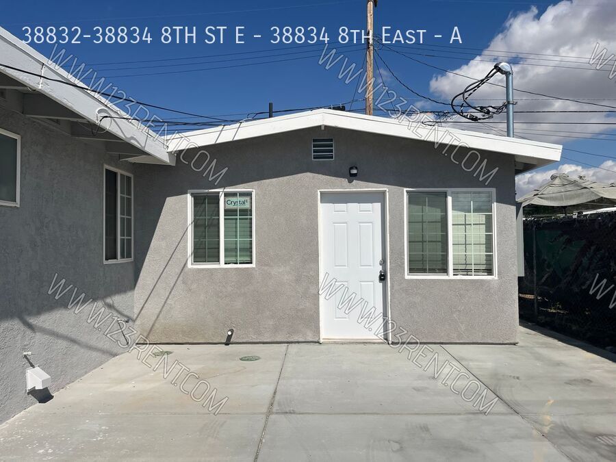 38832-38834 8th St E in Palmdale, CA - Building Photo