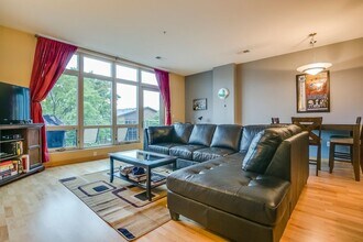 601 E Ogden Ave, Unit 307 in Milwaukee, WI - Building Photo - Building Photo