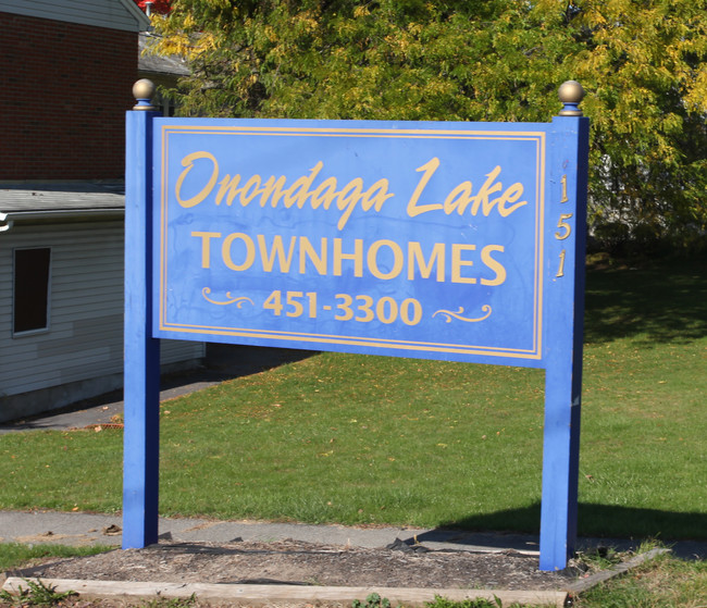 Onondaga Lake Townhomes in Liverpool, NY - Foto de edificio - Building Photo