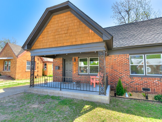 property at 2212 N Kelham Ave