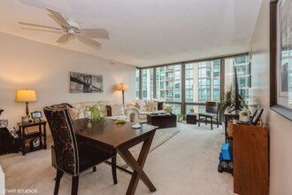 2 E Erie St in Chicago, IL - Building Photo - Building Photo