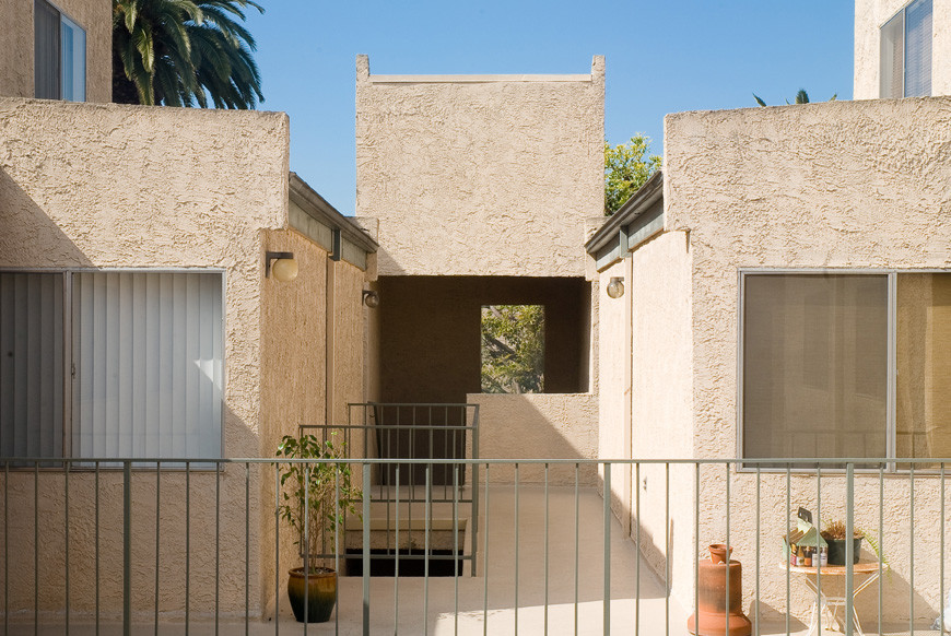 Westwood Apartment in Los Angeles, CA - Foto de edificio