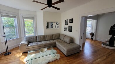 52 Hillsdale Rd in Medford, MA - Foto de edificio - Building Photo