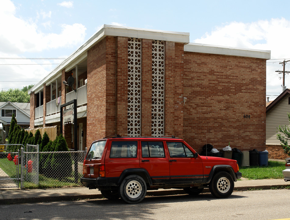 604 Main Ave in Nitro, WV - Building Photo