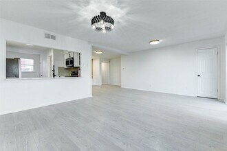 2135 Casa Rio Cir in Dickinson, TX - Building Photo - Building Photo