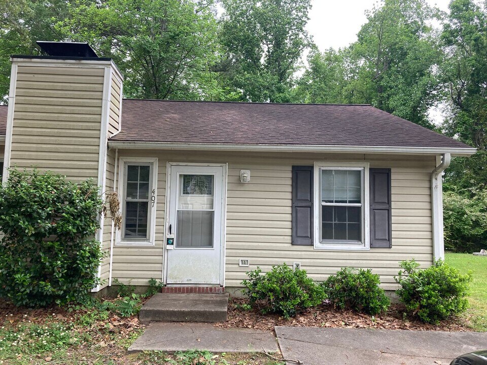 407 Cedar Crk Dr in Jacksonville, NC - Building Photo
