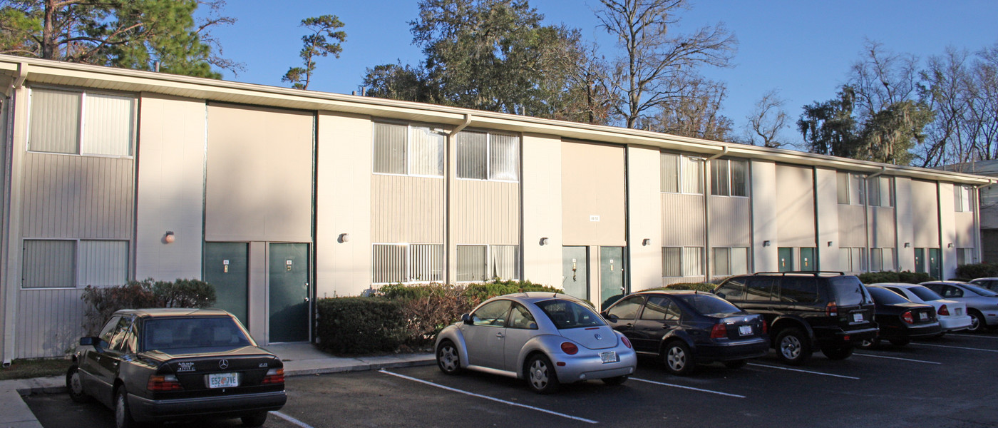 The Retreat in Gainesville, FL - Building Photo