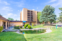 Los Altos Towers in Albuquerque, NM - Foto de edificio - Building Photo