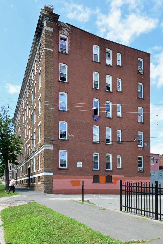 145 Essex St in Holyoke, MA - Building Photo - Building Photo