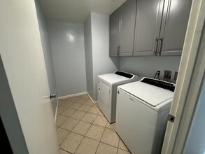 1012 Valhalla Dr in Bakersfield, CA - Foto de edificio - Building Photo