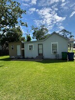 608 W Cedar St in Angleton, TX - Building Photo