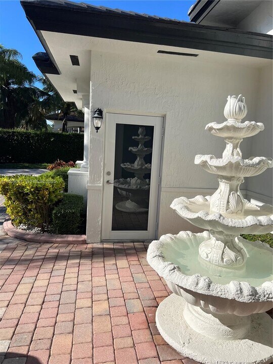 105 NW 123rd Ave in Miami, FL - Foto de edificio