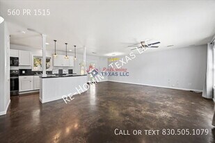 560 Private Rd 1515 in Bandera, TX - Building Photo