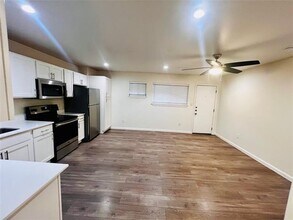 5010 San Jacinto St in Dallas, TX - Building Photo - Building Photo