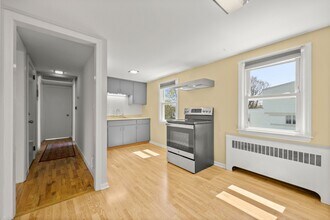 8 Reynolds Pl in Greenwich, CT - Building Photo - Building Photo