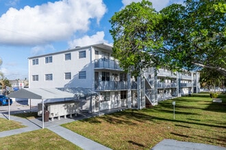 Park Hill Hollywood Apartments in Hollywood, FL - Foto de edificio - Building Photo