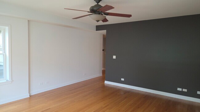 3318 N Keystone Ave, Unit B in Chicago, IL - Building Photo - Building Photo