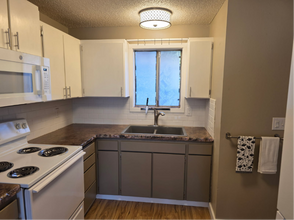 990 S 11th St, Unit Apt #4 in Coos Bay, OR - Foto de edificio - Building Photo