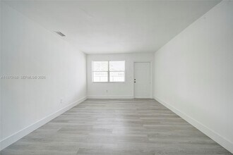 6733 NW 2nd Ct in Miami, FL - Foto de edificio - Building Photo