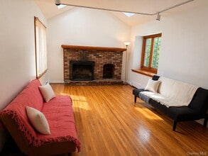 8 Tobi Ln in East Setauket, NY - Building Photo - Building Photo