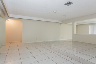 106 Paseo Ct in Royal Palm Beach, FL - Building Photo - Building Photo
