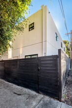 6900 Willoughby Ave, Unit 6902 in Los Angeles, CA - Foto de edificio - Building Photo