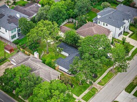 4626 Holly St in Bellaire, TX - Building Photo