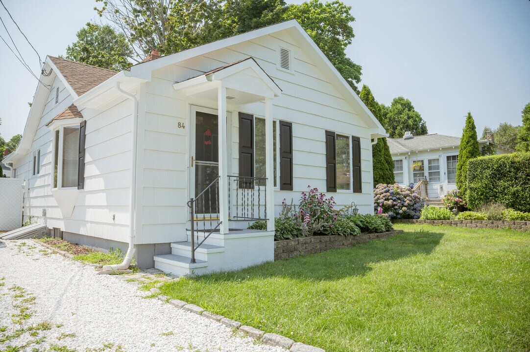 84 Spencer Ave in Guilford, CT - Building Photo