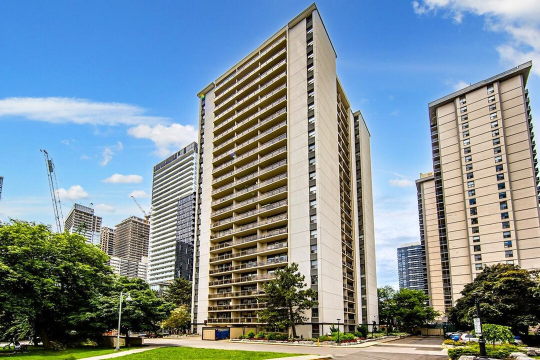 Upper Canada Court, West in Toronto, ON - Building Photo