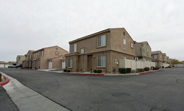 Seneca Village in Victorville, CA - Foto de edificio - Building Photo