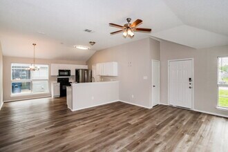 10529 Flamewood Dr in Fort Worth, TX - Foto de edificio - Building Photo