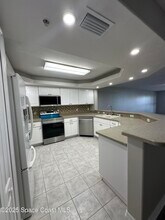3360 S Atlantic Ave in Cocoa Beach, FL - Foto de edificio - Building Photo