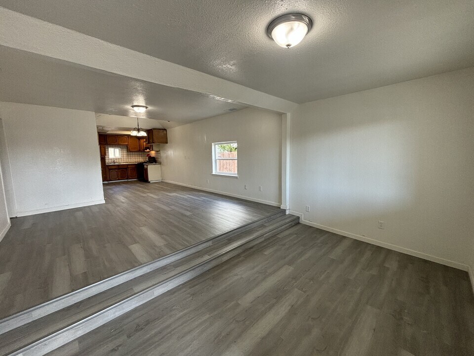 1625 Tenaya Dr in Modesto, CA - Foto de edificio