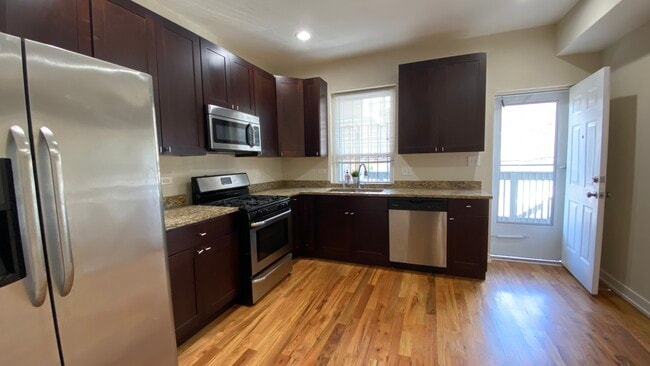 2986 N Elston Ave in Chicago, IL - Building Photo - Building Photo