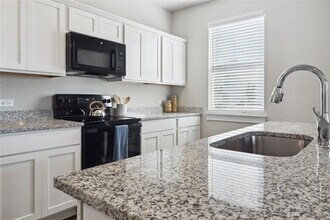 705 Horseshoe Dr in Leander, TX - Foto de edificio - Building Photo