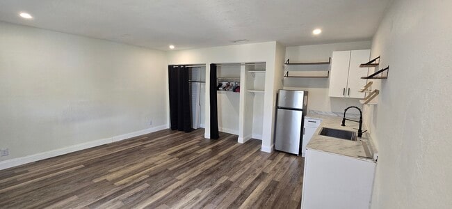 201 NE 2nd Ave, Unit Studio in Dania Beach, FL - Building Photo - Building Photo