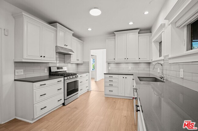 8467 4th St in Los Angeles, CA - Building Photo - Building Photo