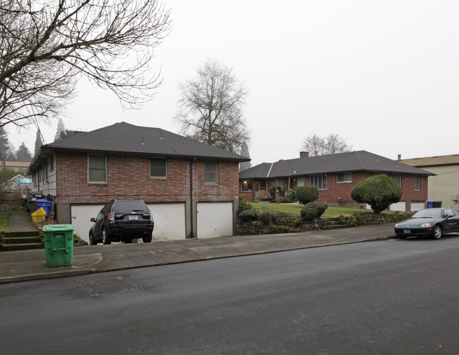 2224-2238 SE Ash St in Portland, OR - Building Photo - Building Photo