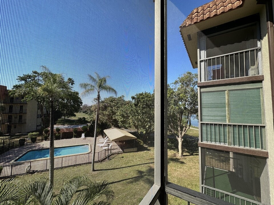 5961 N Falls Cir Dr in Lauderhill, FL - Foto de edificio