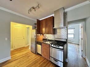 736 W Addison St, Unit A09W in Chicago, IL - Building Photo - Building Photo