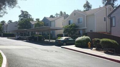 2208 Kings View Cir in Spring Valley, CA - Foto de edificio - Building Photo
