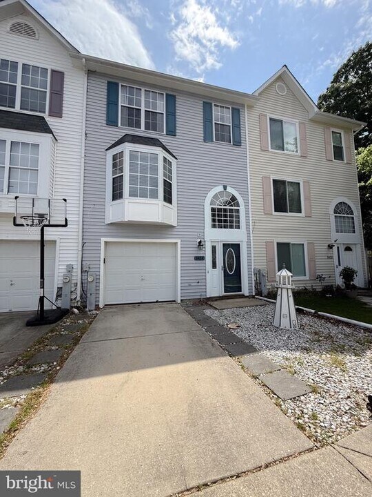 9424 Sea Breeze Ct in North Beach, MD - Building Photo